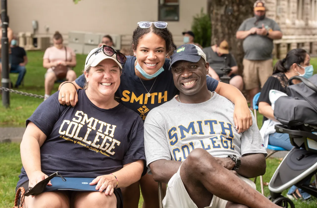 A student with her parents, all in Smith College t-shirts.